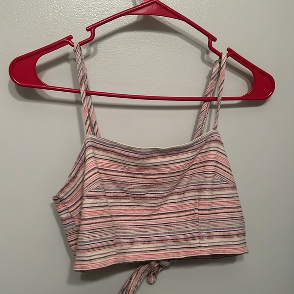 cute summer top with bow tie cross in the middle and adjustable straps - Picture 4 of 5
